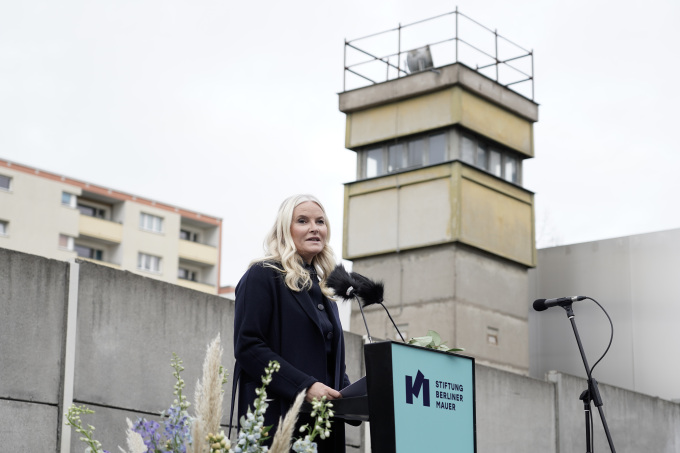 I talen ved muren løftet Kronprinsesse Mette-Marit blant annet frem håpet og optimismen som spredte seg etter Berlinmurens fall i talen, og hvordan Tyskland i dag jobber for fred og frihet. Foto: Heiko Junge, NTB